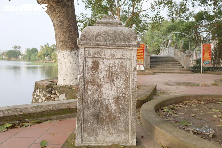 Bãi bơi nằm dọc theo bờ sông, có diện tích khoảng 2.000 m², là không gian gắn liền với các hoạt động nghi lễ của lễ hội đền Quát. Tại đây còn lưu giữ tấm bia “Lịch triều khoa cử” được khắc vào đầu thời Nguyễn và bệ ngự đặt kiệu Yết Kiêu cùng phu nhân trong các kỳ lễ hội. Giữa khu đền và bãi bơi là hồ bán nguyệt quanh năm nước trong xanh.