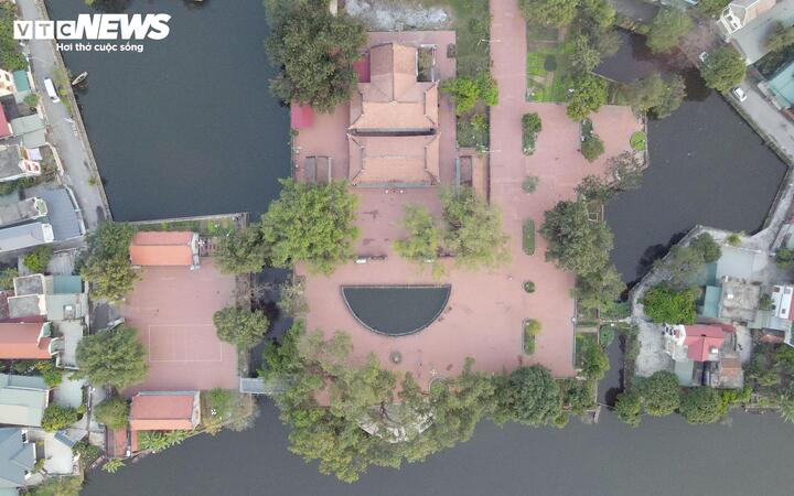 Ba hướng của đền đều được bao bọc bởi hồ nước trong xanh trải dài. Chính vì vậy, người ta đặt tên ngôi đền là đền Quát – có nghĩa là vị trí đền có thể bao quát được không gian rộng lớn.