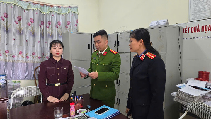 Cơ quan điều tra tống đạt quyết định.