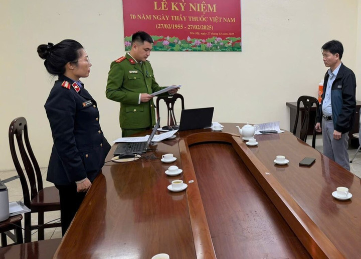 Công an tống đạt quyết định.