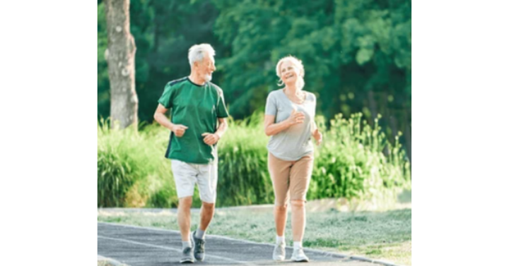 Đi bộ đúng cách là hình thức vận động đơn giản, phù hợp với người sau 50 tuổi (Ảnh: Shutterstock)