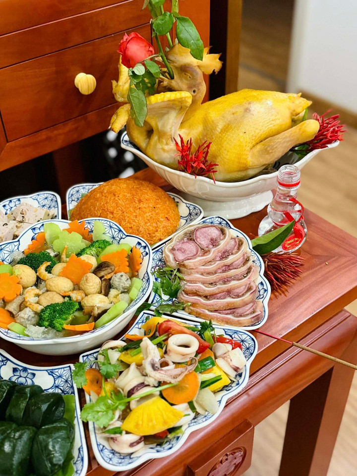 Dưới góc nhìn tín ngưỡng, việc để gà nguyên con mang nhiều ý nghĩa. (Ảnh: Thùy Linh Đỗ)