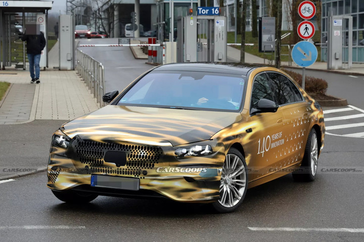 Ngoại hình của Mercedes-Benz S-Class 2027 được tinh chỉnh bề thế và sang trọng hơn. (Ảnh: Carscoops)