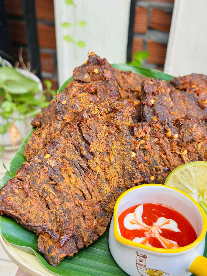 Khô bò nguyên miếng với hương vị cay cay, đậm đà.