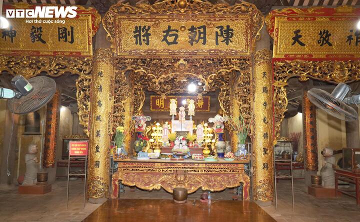 Đền chính được xây dựng theo mặt bằng chữ Đinh, gồm tiền tế 7 gian và hậu cung 3 gian, kết cấu bằng gạch Cậy, mái lợp ngói mũi... Bên trong đền còn lưu giữ nhiều hiện vật cổ giá trị như tượng Yết Kiêu, tượng 9 nàng hầu, mõ cá, mõ cáo cùng hệ thống đại tự, hoành phi, câu đối và các mảng chạm khắc mang đậm dấu ấn văn hóa thời Trần.