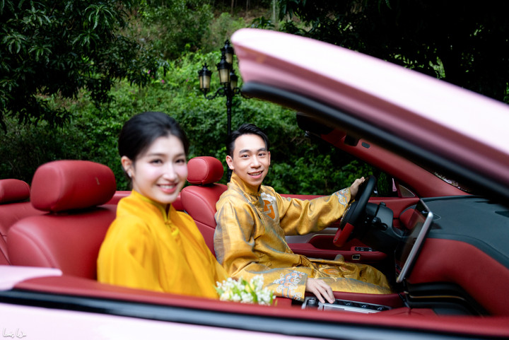 Chú rể Minh Hoàng đón cô dâu Phương Nhi tới lễ hằng thuận trên chiếc VF 9 mui trần được chế tác riêng