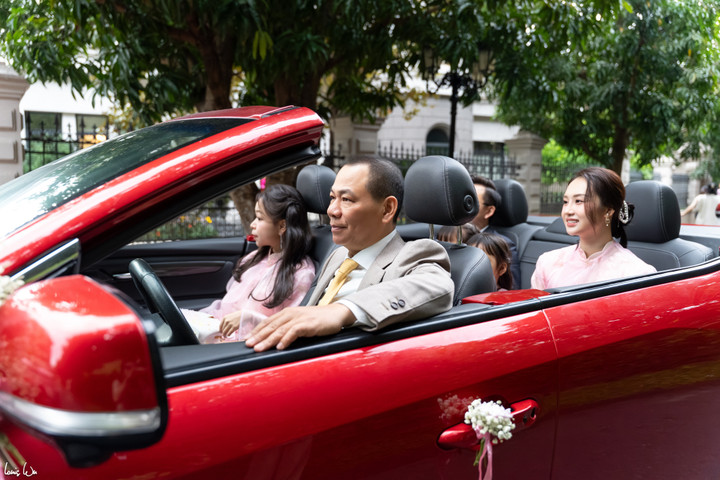 Dẫn đầu đoàn đón dâu là tỷ phú Phạm Nhật Vượng. Ông đích thân lái chiếc xe VF 8 mui trần màu đỏ chở các con và các cháu tới xin dâu. Trên xe không có bà Phạm Thu Hương, bởi theo phong tục miền Bắc mẹ chồng kiêng ra mặt đón dâu