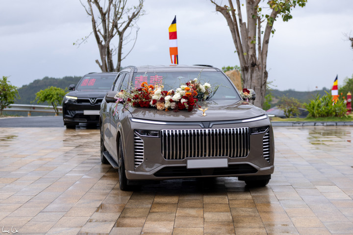 Toàn bộ xe đưa đón tại đám cưới và lễ hằng thuận đều là xe điện VinFast, trong đó dẫn đầu đoàn là Lạc Hồng 900 LX - dòng xe siêu sang khẳng định năng lực làm chủ công nghệ tầm cỡ thế giới của VinFast