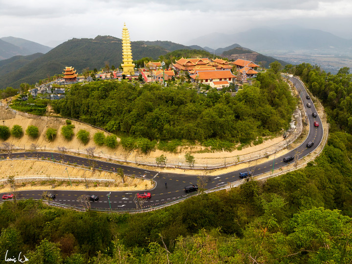 Ngoài Lạc Hồng 900 LX, dàn xe đưa dâu còn có nhiều mẫu xe cao cấp như VF 8, VF 9. Những chiếc xe điện VinFast nối dài đã tạo nên khoảnh khắc đáng nhớ trong ngày trọng đại