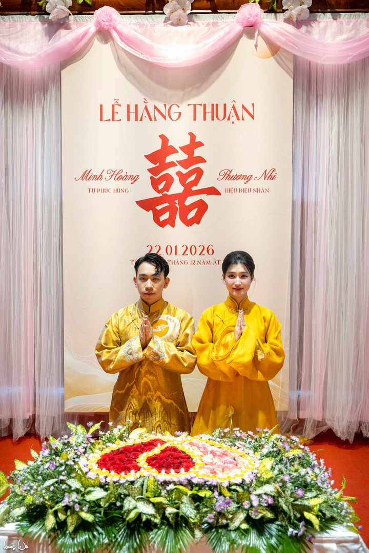 Chú rể và cô dâu mặc cổ phục Việt màu vàng đặc trưng của Phật giáo trong lễ hằng thuận