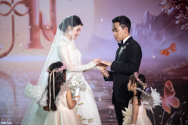 Cặp đôi trao nhẫn cưới nguyện ước bên nhau trọn đời trong sự chúc phúc của mọi người