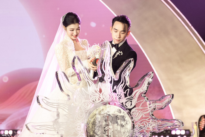 Cặp đôi cùng thực hiện nghi thức rót rượu giao duyên, gửi gắm mong ước hạnh phúc sẽ tràn đầy