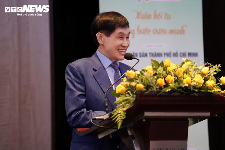 Là nhà tài trợ gắn bó lâu năm với đường hoa Nguyễn Huệ, doanh nhân Johnathan Hạnh Nguyễn, chia sẻ ông trân trọng và tự hào với sản phẩm du lịch làm nên thương hiệu cho TP.HCM này. Đó không chỉ là một địa điểm vui chơi, thưởng lãm của người dân, du khách mỗi khi Tết đến, mà công trình này đã vươn xa, lan tỏa những hình ảnh đẹp của Tết cổ truyền Việt Nam, sự năng động, thịnh vượng, hiện đại của TP.HCM... Ông cam kết tiếp tục đồng hành, phát triển đường hoa trong những năm tới, và coi đó là trách nhiệm xã hội của doanh nghiệp cùng Thành phố phát triển.