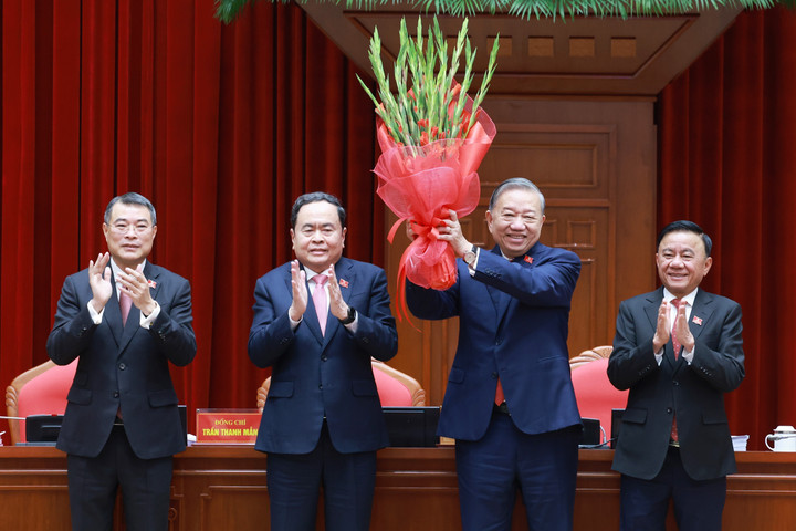 Ban Chấp hành Trung ương Đảng khoá XIV đã thống nhất tuyệt đối bầu đồng chí Tô Lâm, Tổng Bí thư Ban Chấp hành Trung ương Đảng khoá XIII tiếp tục giữ chức Tổng Bí thư Ban Chấp hành Trung ương Đảng khoá XIV. (Ảnh: TTXVN)