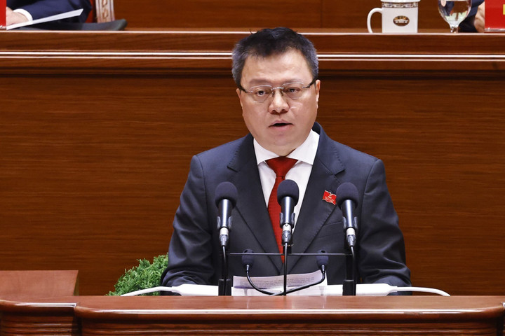 Ông Lê Quốc Minh, Ủy viên Đoàn Thư ký đọc danh sách các chính đảng, tổ chức và bạn bè quốc tế gửi thư, điện chúc mừng Đại hội XIV của Đảng.