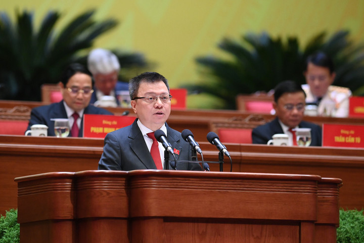 Ông Lê Quốc Minh, Ủy viên Đoàn Thư ký đọc danh sách các chính đảng, tổ chức và bạn bè quốc tế gửi thư, điện chúc mừng Đại hội XIV của Đảng.