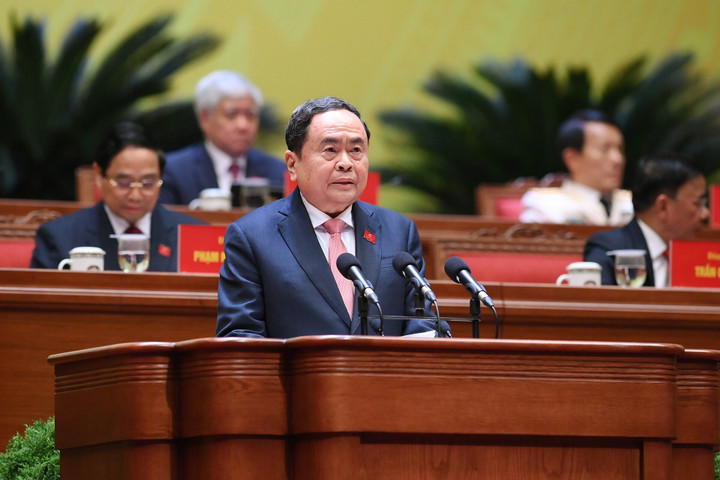 Ông Trần Thanh Mẫn thay mặt Đoàn Chủ tịch báo cáo kết quả bầu Bộ Chính trị, Tổng Bí thư, Ban Bí thư, Ủy ban Kiểm tra Trung ương, Chủ nhiệm Ủy ban Kiểm tra Trung ương khóa XIV. (Ảnh: TTXVN)