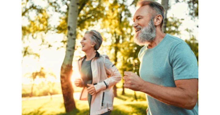 Đánh tay đúng cách giúp tăng hiệu quả vận động khi đi bộ (Ảnh: Shutterstock)