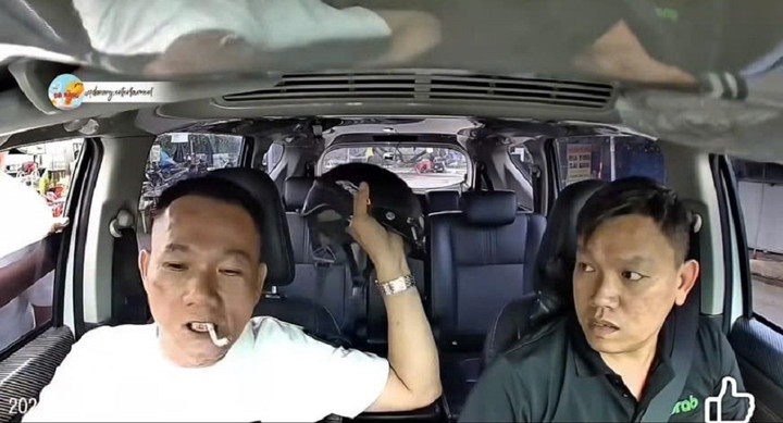 Người đàn ông cầm mũ bảo hiểm đập vào màn hình ô tô. (Ảnh: Cắt từ clip)