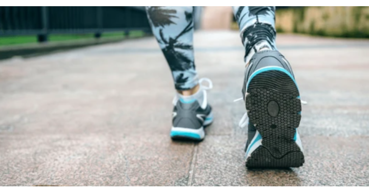 Đi bộ lùi là cách đơn giản để thử thách khả năng kiểm soát chuyển động (Ảnh: Shutterstock)