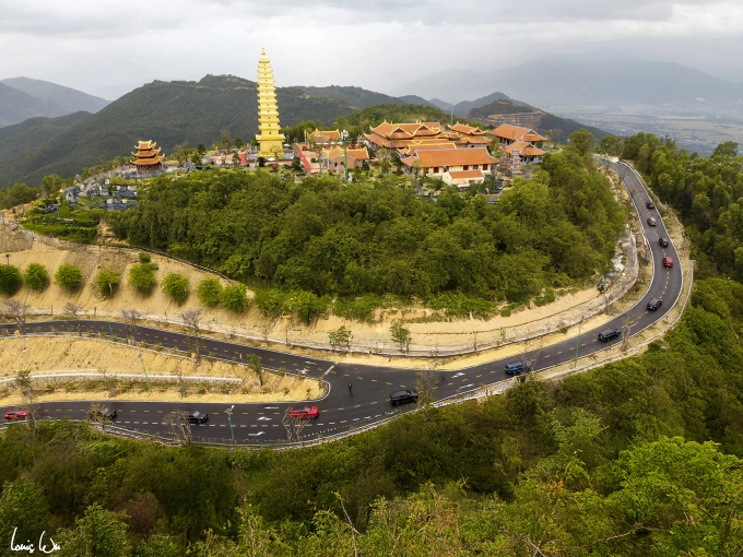 Đoàn xe VinFast với các dòng xe sang nhất như Lạc Hồng, VF9, VF8 đưa gia đình cô dâu chú rể lên chùa làm lễ hằng thuận.