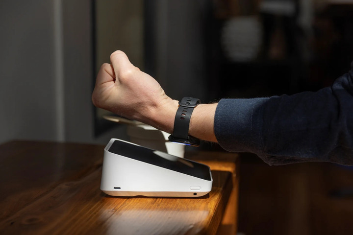 Thanh toán không chạm ngay trên cổ tay dần phổ biến tại Việt Nam, bên cạnh việc sử dụng điện thoại trong các giao dịch hàng ngày.