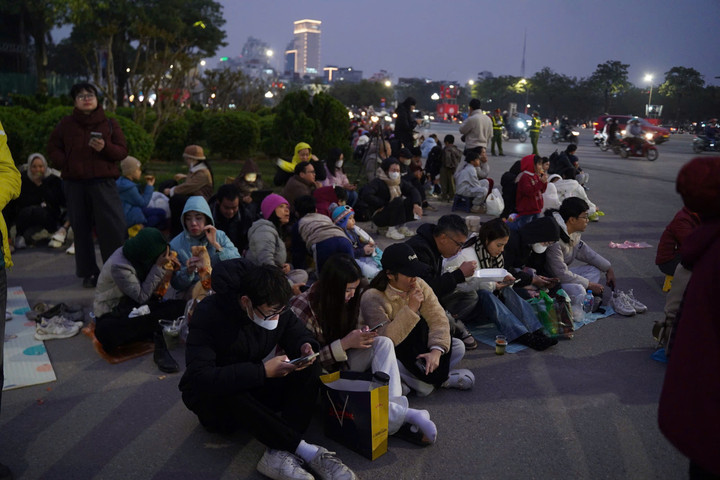 Từng dòng người đổ về quanh sân, tay cầm cờ, háo hức chờ đợi đại nhạc hội.