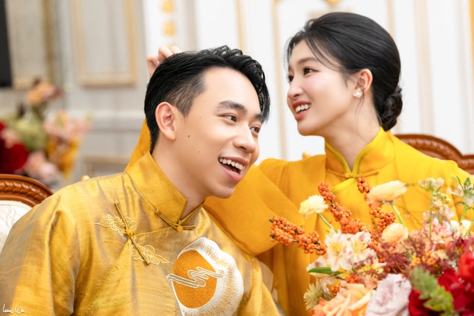 Cặp đôi có cử chỉ tình tứ, ngọt ngào.