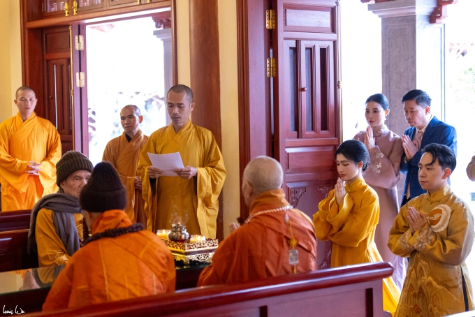 Buổi lễ diễn ra với sự chứng kiến của cha mẹ hai bên cùng một số thành viên thân thiết trong gia đình.