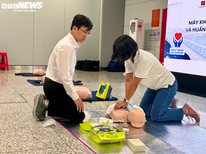 Nhân viên tại tuyến Metro được huấn luyện kỹ năng sử dụng máy khử rung tim tự động (AED).