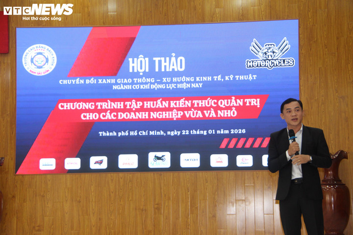 Ông Nguyễn Thạch Lân, Phó Giám đốc Công ty Motocycles TV, trình bày giải pháp chuyển đổi xe xăng sang điện và bài toán an toàn pin tại một hội thảo vừa diễn ra tại TP.HCM