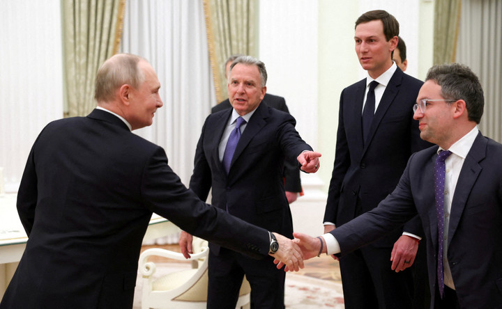 Tổng thống Nga Vladimir Putin dự cuộc gặp với ông Steve Witkoff, ông Jared Kushner, và ông Josh Gruenbaum, tại Điện Kremlin ở Moskva, Nga, ngày 22/1/2026. (Ảnh: Sputnik/Alexander Kazakov/Pool qua Reuters)