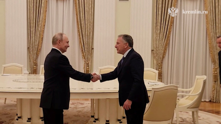 Tổng thống Nga Vladimir Putin bắt tay ông Steve Witkoff, đặc phái viên của Tổng thống Mỹ Donald Trump, trong cuộc gặp tại Điện Kremlin ở Moskva, Nga, ngày 22/1/2026. (Ảnh: Kremlin.ru/Handout qua Reuters)