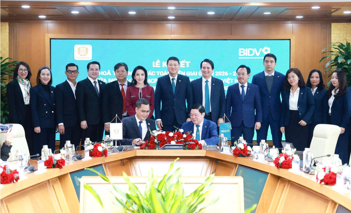Ông Nguyễn Đức Dũng (Phó Tổng Giám đốc KN Holdings) và ông Đoàn Việt Nam (Phó Tổng Giám đốc BIDV) đại diện hai đơn vị ký kết Thỏa thuận hợp tác.