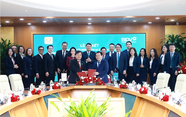 Ông Hoàng Trọng Hoàn (Phó Tổng Giám đốc KN Holdings kiêm Chủ tịch HĐQT Công ty CP KCN Xuân Quế) và ông Nguyễn Đình Dương (Giám đốc BIDV Hà Nội) đại diện hai đơn vị ký kết Hợp đồng tín dụng tài trợ Dự án Đầu tư xây dựng và kinh doanh kết cấu hạ tầng Khu công nghiệp Xuân Quế - Sông Nhạn (Giai đoạn 1).