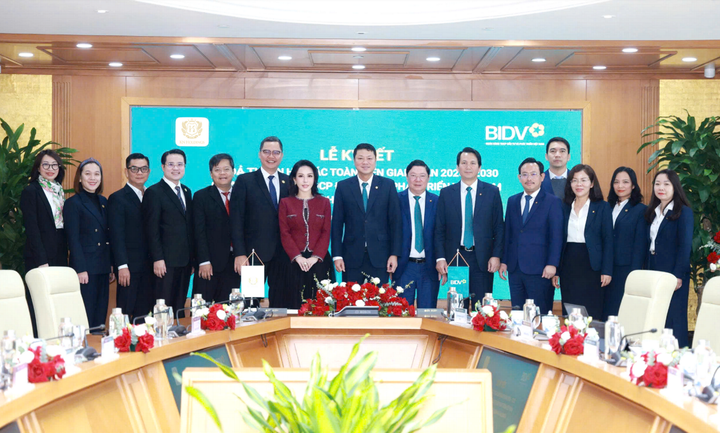 Các đại biểu tham dự Lễ ký kết chụp ảnh lưu niệm.