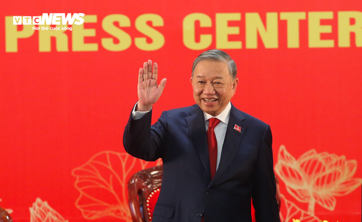 Tổng Bí thư Tô Lâm gửi lời chào các phóng viên tại cuộc họp báo quốc tế công bố kết quả Đại hội Đảng XIV (Ảnh: Duy Thành)