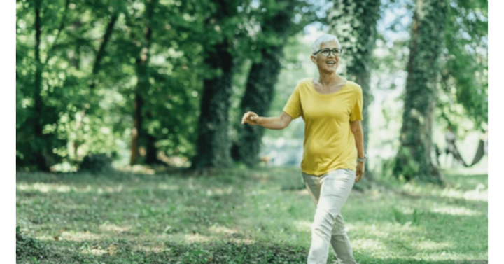 Thay đổi tốc độ khi đi bộ giúp cải thiện sức bền tim mạch (Ảnh: Shutterstock)