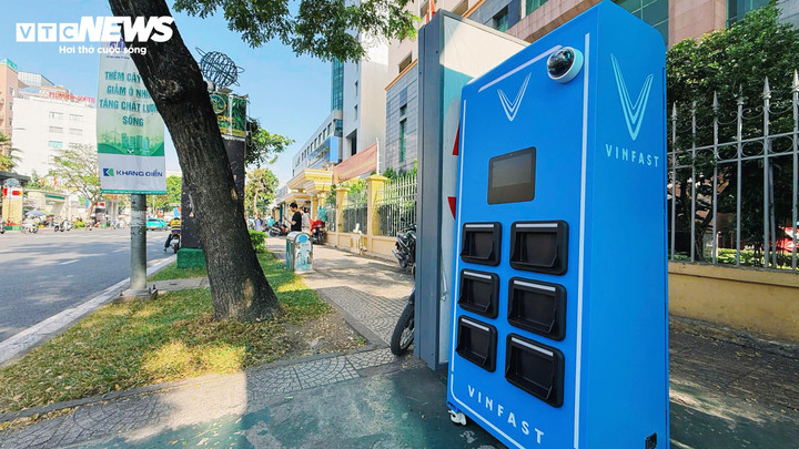 Các tủ đổi pin xe điện đang được lắp đặt tại TP.HCM