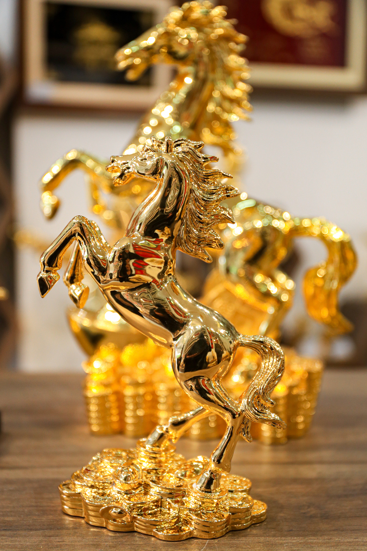 Tượng ngựa vàng thịnh vượng cao 12 cm có giá 4 triệu đồng, còn phiên bản cao 32 cm được chào bán với mức giá 25 triệu đồng.