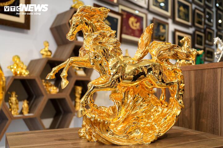 Dịp Tết năm nay, cửa hàng của anh Huy còn ra mắt sản phẩm “Song mã phi thiên”, tượng ngựa đúc đồng mạ vàng cao 44 cm, với mức giá 80 triệu đồng.