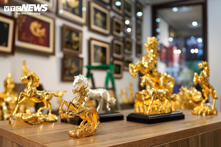 Anh Huy cho biết, các mẫu tượng ngựa năm nay được nhiều khách hàng là doanh nghiệp đặt mua sớm, mỗi đơn hàng từ 10 - 20 tượng.