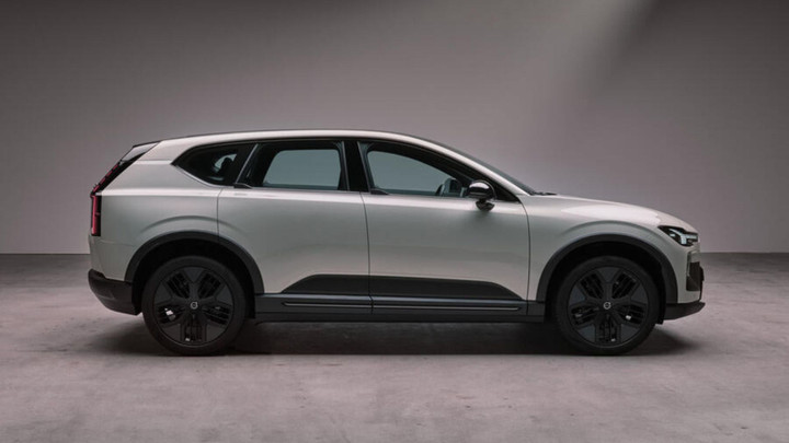 Xe có nhiều tùy chọn hệ truyền động, trong đó phiên bản mạnh nhất sở hữu công suất 680 mã lực và dẫn động bốn bánh toàn thời gian. Khả năng tăng tốc 0 - 100 km/h của xe đạt mức 3,9 giây, tương đương với các dòng xe thể thao hiệu suất cao.