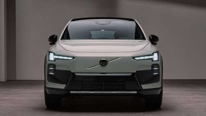 Cụm đèn chiếu sáng Pixel giữ tạo hình búa Thor đặc trưng của thương hiệu Thụy Điển. Phía trên kính lái là cụm cảm biến LiDAR hiện đại, hỗ trợ hệ thống tự lái và các tính năng an toàn chủ động trong nhiều điều kiện giao thông phức tạp.