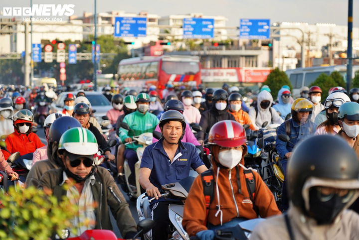 Kẹt xe kéo dài tại nhiều trục đường trung tâm TP.HCM, nơi xe máy vẫn là nguồn phát thải gây áp lực môi trường đô thị. (Ảnh: Lương Ý)