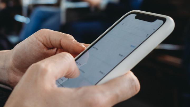 Vệ sinh màn hình điện thoại phụ thuộc vào thói quen sử dụng của mỗi người. (Ảnh: BGR)