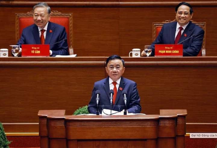 Đồng chí Trần Cẩm Tú, Ủy viên Bộ Chính trị, Thường trực Ban Bí thư trình bày Báo cáo tiếp thu, giải trình của Đoàn Chủ tịch về ý kiến thảo luận của các đại biểu đối với dự thảo các văn kiện và Báo cáo kiểm điểm sự lãnh đạo, chỉ đạo của Ban Chấp hành Trung ương khóa XIII trình Đại hội XIV của Đảng. (Ảnh: TTXVN)