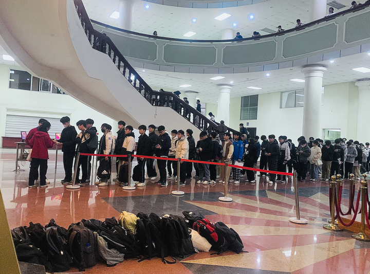 Ba lô của các thí sinh được để lại ở khu vực kiểm tra.