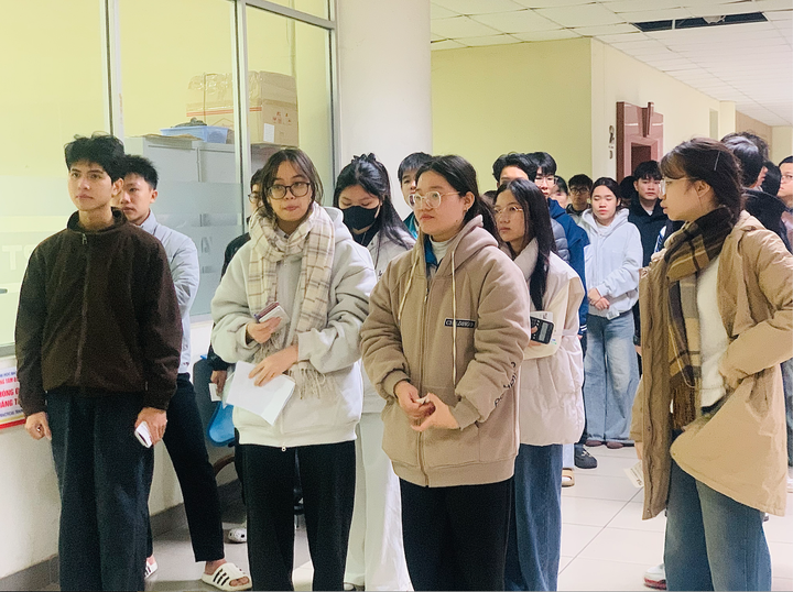 Thí sinh xếp hàng trật tự tại khu vực làm thủ tục dự thi.