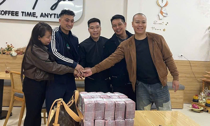 Anh Huấn (giữa) cùng hai anh Tuất và Cường (bên phải) trao trả tiền cho vợ chồng người đánh rơi.